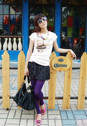 塗鴉T+短裙 熟女(nǚ)裝嫩七法