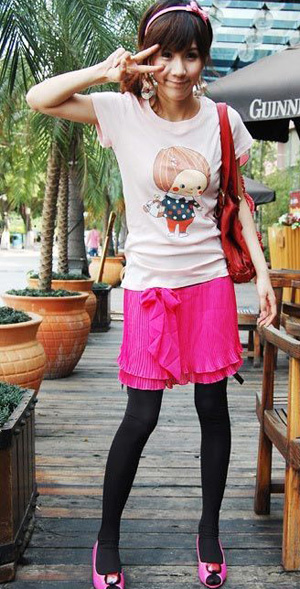 塗鴉T+短裙 熟女(nǚ)裝嫩七法