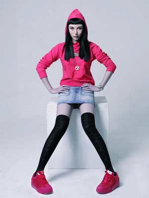 粉紅色帽衫搭配牛仔短裙時尚俏麗(lì)