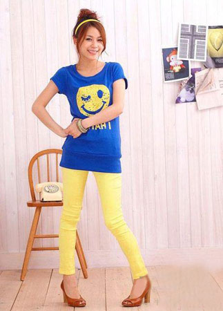熒光(guāng)黃(huáng)色鉛筆(bǐ)褲搭配藍色笑(xiào)臉圖案長款T恤十分(fēn)可(kě)愛