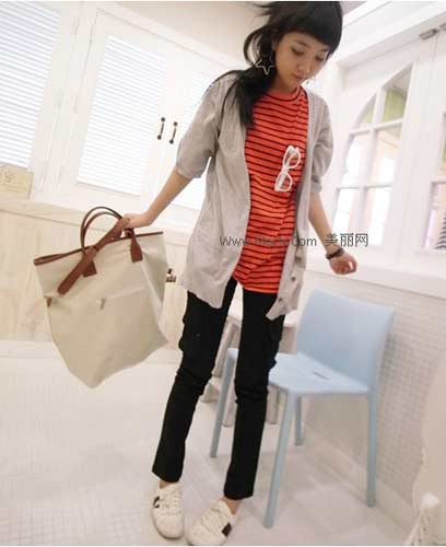熒光(guāng)條紋打底衫搭配灰色長開(kāi)衫很有(yǒu)韓朝風範