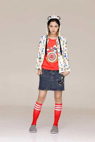 熒光(guāng)色T恤搭配可(kě)愛的(de)帽衫很有(yǒu)卡哇伊風格