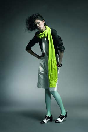 暗(àn)色系的(de)衣服搭配一條螢光(guāng)綠(lǜ)色的(de)圍巾很是特别